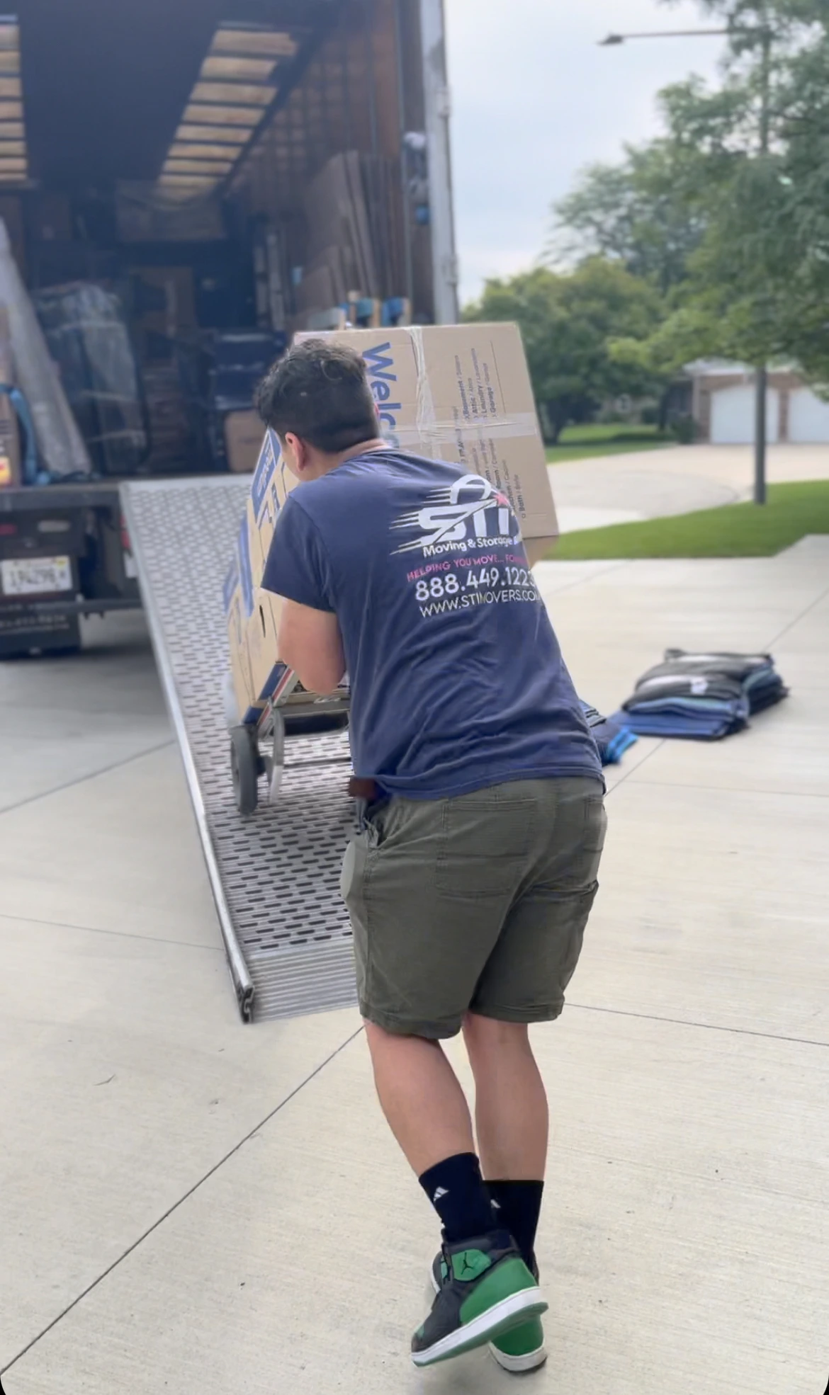 STI Movers loading boxes near Downers Grove